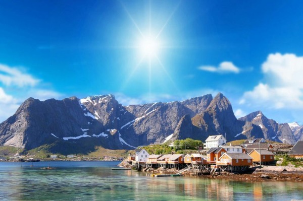 cidade de Sakrisøy Casas amarelas de Sakrisøy