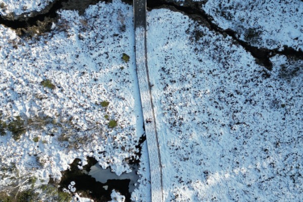 caminho com neve trilha preikestolen na neve