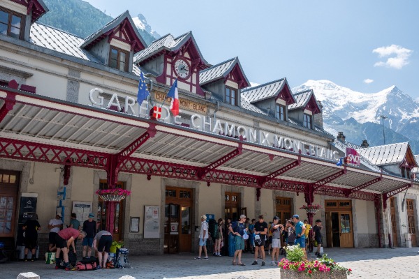 Viajantes em frente à estação de trem de Chamonix