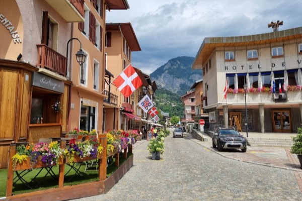 Rua aconchegante do vilarejo de Bourg Saint Maurice com casas e montanhas ao fundo