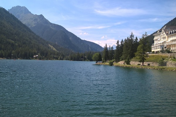 Lago Champex com vista para as montanhas