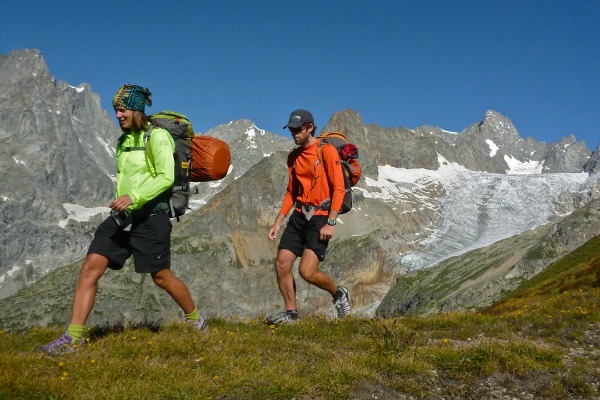 Dois alpinistas passando pelas montanhas do Mont Blanc