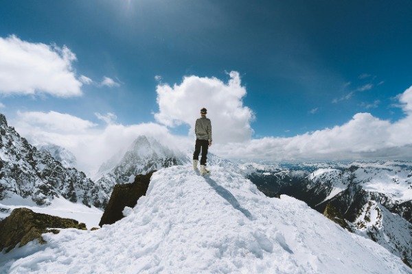 Pessoa de costas em um cume nevado do Mont Blanc