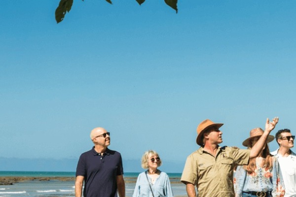 Praia de Cape Tribulation O guia conversa com um grupo de turistas na praia de Cabo Tribulação