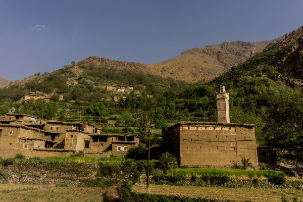 Povoado de Amsouzert, no Marrocos Aldeia berbere de Amsouzert, cercada por montanhas, durante o circuito do Toubkal, no Marrocos