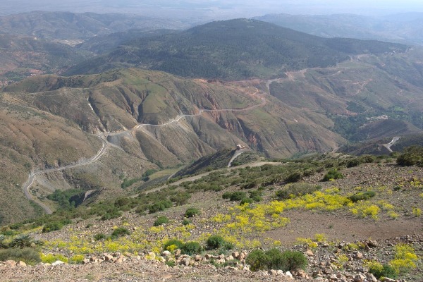 Passagem de Tizi n’Ououraine Vistas do vale a partir da passagem de Tizi n’Ououraine durante o circuito do Toubkal pelo Alto Atlas