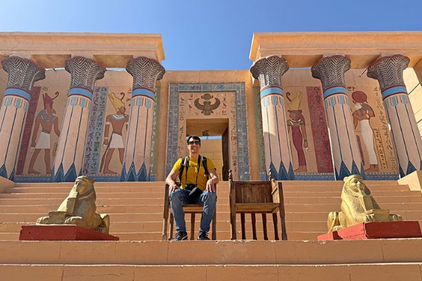 Atlas Film Studios em Ouarzazate Viajante nos cenários da Atlas Film Studios durante o passeio de Marraquexe a Fez
