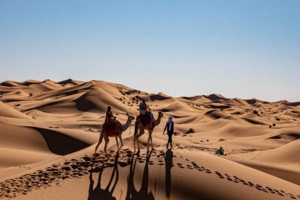 Passeio de camelo pelo Erg Chebbi Passeio de camelo pelas dunas de Erg Chebbi durante a excursão ao deserto de Merzouga