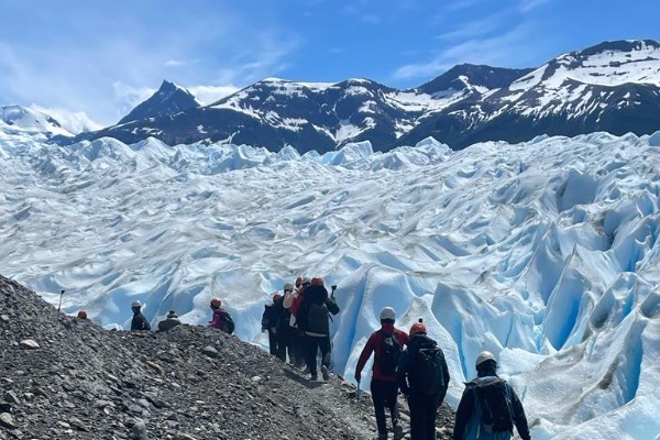 Caminhada ao longo da morena da geleira Perito Moreno Grupo caminhando ao longo da morena da geleira Perito Moreno