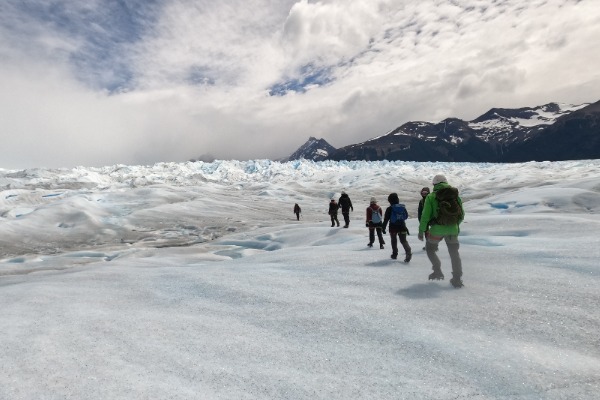 Trekking no gelo de Perito Moreno, na Patagônia Caminhantes em uma trilha na geleira Perito Moreno
