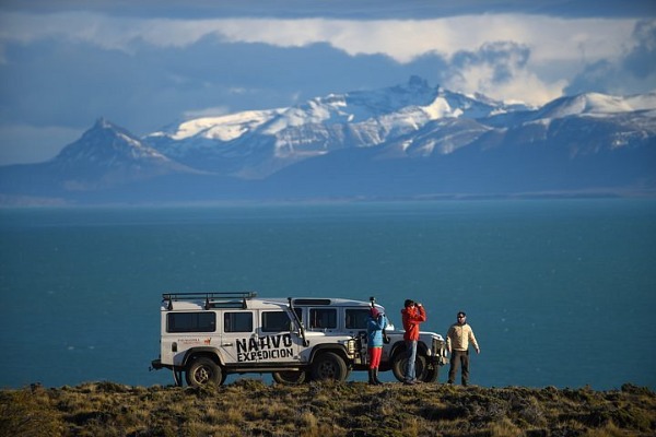 Pessoas observando o lago argentino a partir dos penhascos de Punta Bonita