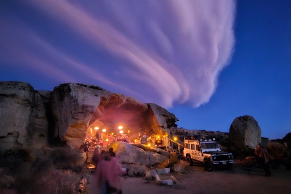 grupo degustando comida patagônica na caverna