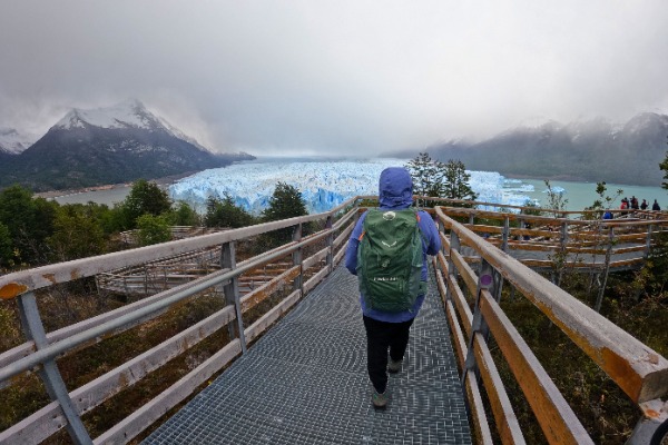 Mulher caminhando pelas passarelas da Geleira Perito Moreno