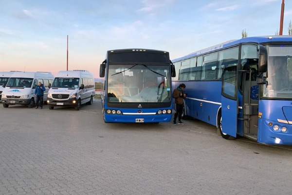 ônibus e veículos no Aeroporto de El Calafate