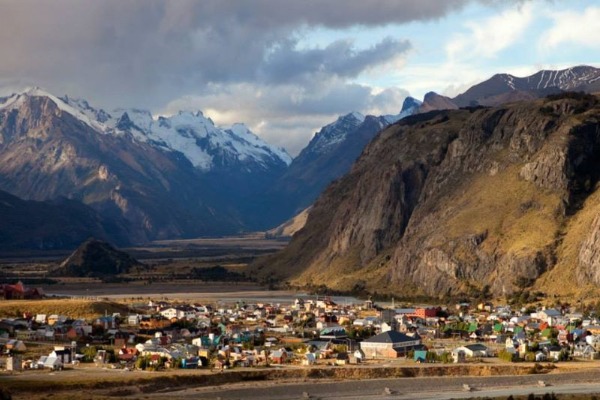 Vista panorâmica de El Chaltén Vista panorâmica de El Chaltén cercada por montanhas cobertas de neve na Patagônia Argentina
