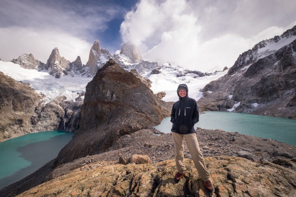 Laguna de los Tres e Fitz Roy Pessoa em frente à Laguna de los Tres e ao Monte Fitz Roy, coberto de neve, em El Chaltén, Patagônia.