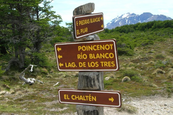 Placa da trilha do Fitz Roy Placa de madeira com indicações de rota na trilha para Fitz Roy e Laguna de los Tres.