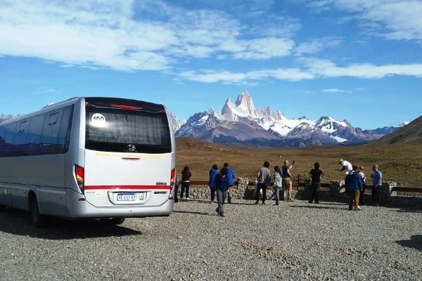 Transferência de ônibus ônibus com turistas observando a Cordilheira dos Andes