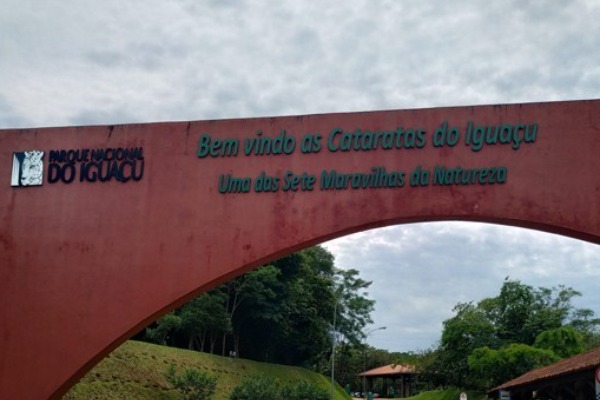 entrada para o Parque Nacional do Iguaçu Arco de entrada do Parque Nacional do Iguaçu no Brasil