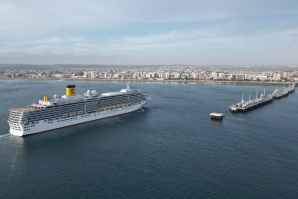 Navio de cruzeiro grnade chegando ao cais em Puerto Madryn