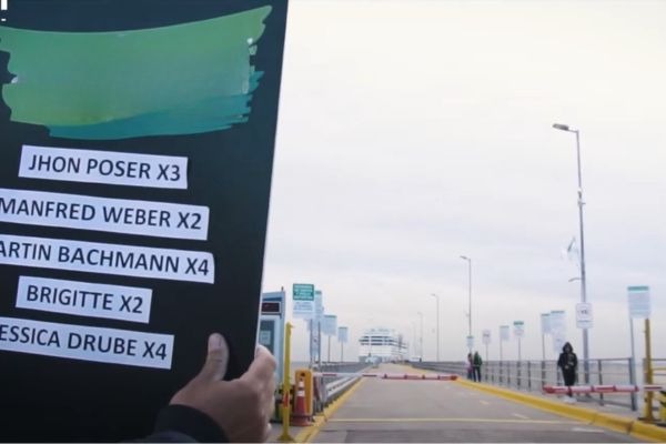 Passageiros de cruzeiro chegando ao porto de Puerto Madryn, ponto de encontro com placa de boas-vindas