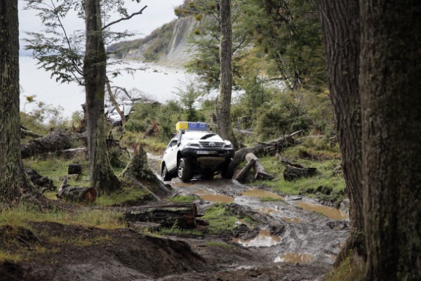 Veículo 4 x 4 percorrendo uma trilha na floresta