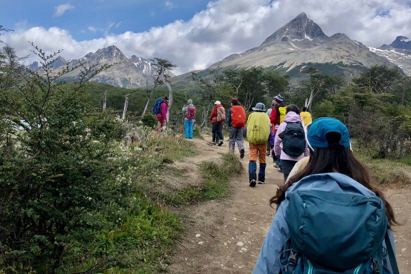 Caminhada até a Laguna Esmeralda saindo de Ushuaia Grupo caminhando pela trilha em direção à Lagoa Esmeralda