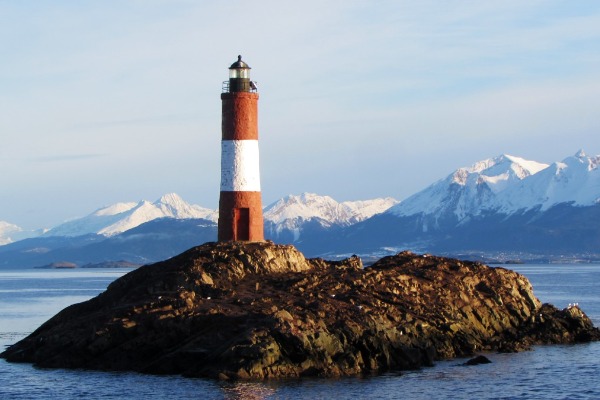 Catamarã navegando ao redor do Faro del Fin del Mundo (Farol do Fim do Mundo)