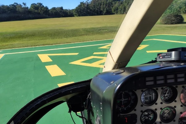 Helicóptero pousa em heliporto