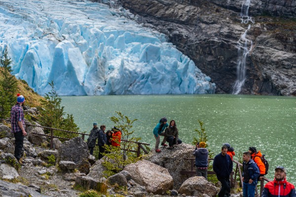 Mirante da geleira Serrano Turistas tirando fotos em frente ao Glaciar Serrano
