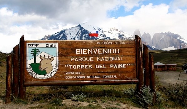 Pôster de boas-vindas ao Parque Nacional Torres del Paine, no Chile