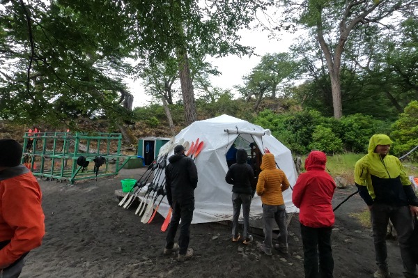 barraca no acampamento base de grey de torres del paine