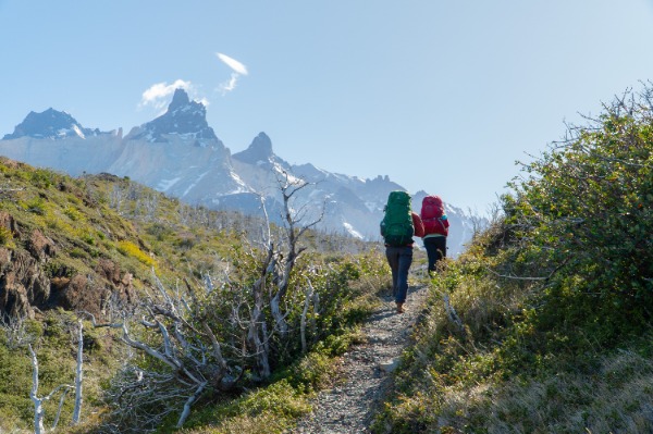duas pessoas caminhando na trilha do Vale Francês