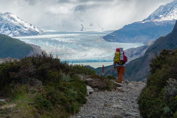 pessoa caminhando com a vista do glaciar Grey à sua frente