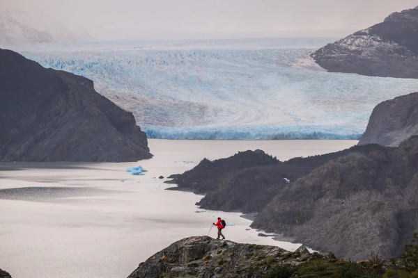 Caminhante no mirante com vista para a Geleira Grey e o Campo de Gelo Sul em Torres del Paine