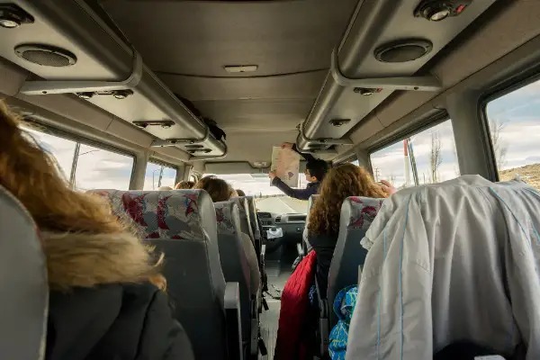 pessoas sentadas em transporte particular