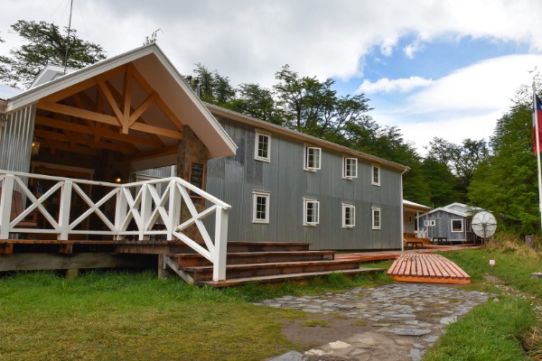 Entrada para o Refúgio Grey de Vértice e Camping com bandeiras do Chile e de Magalhães em Torres del Paine.