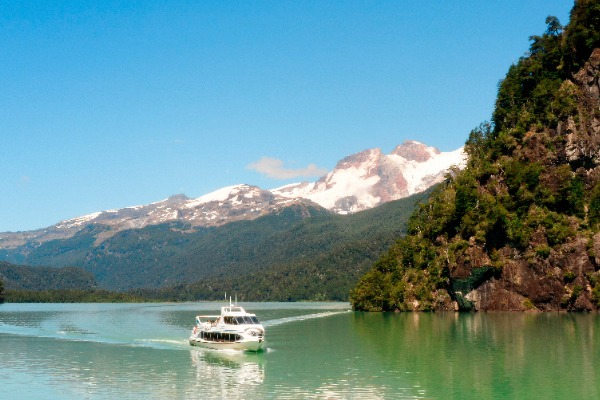 Puerto Frías, Lago Frías embarcação no porto de Frías, no lago Frías