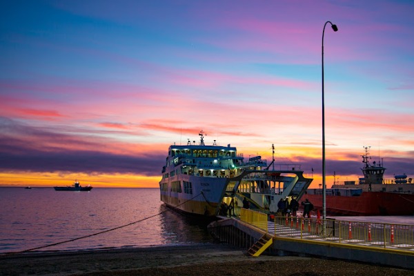 Pôr do sol no cais de Tres Puentes