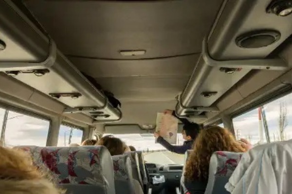interior do veículo ônibus de traslado interno de torres del paine