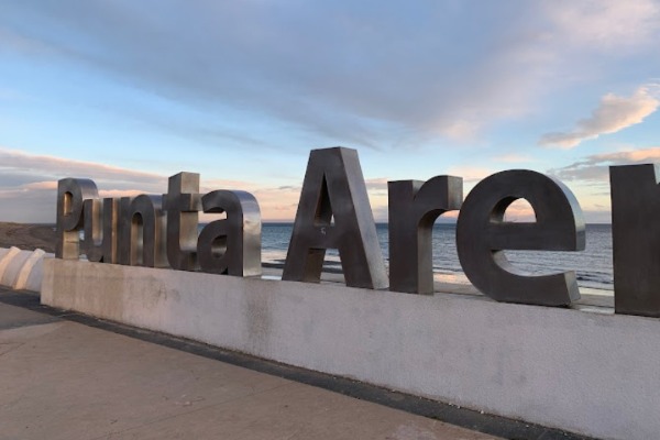 sinal de praia de punta arenas Foto da placa de Punta Arenas e do mar ao fundo