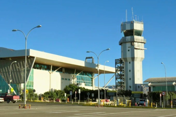 Aeroporto El Loa, em Calama fachada e estacionamento do aeroporto El Loa, em Calama