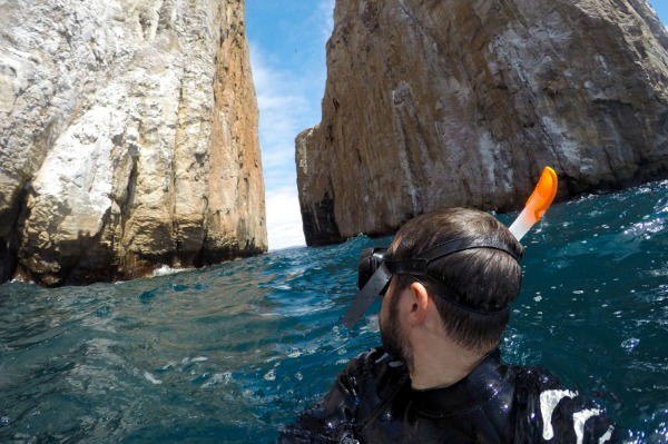 Garoto mergulhando com snorkel em Leon Dormido