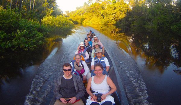 Navegação no Rio Cuyabeno Grupo de turistas em canoa motorizada navegando pelo Rio Cuyabeno
