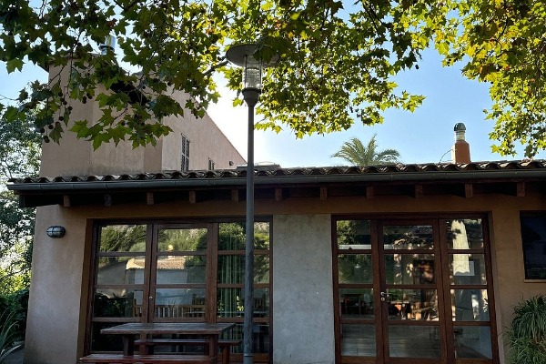 terraço do lado de fora da cabana Pont Romà, em Pollensa, durante a rota de trekking GR221
