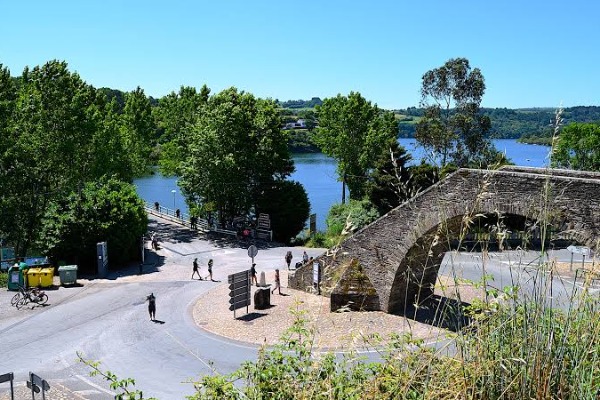 Portomarín no Caminho Francês, partindo de Sarria Vista de Portomarín e sua ponte durante o Caminho Francês de Santiago, partindo de Sarria