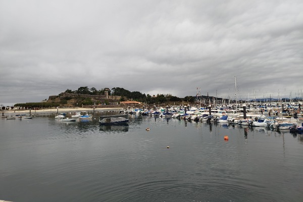 Vista panorâmica de Baiona com mar e barcos