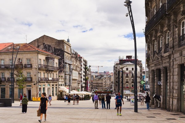 Ruas com pedestres no centro da cidade de Vigo