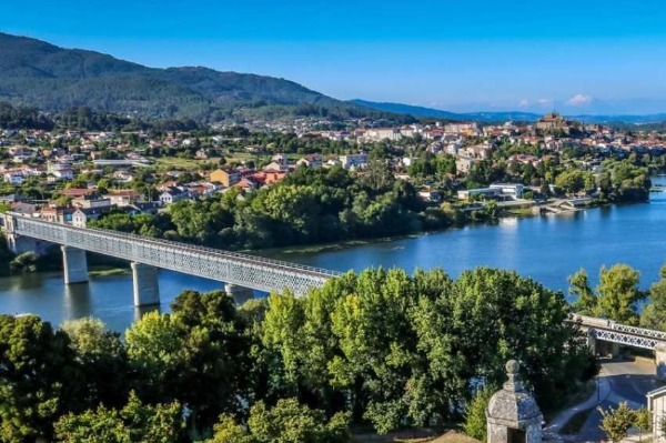 Ponte Internacional de Tui Vista da Ponte Internacional sobre o rio Miño, com Tui ao fundo