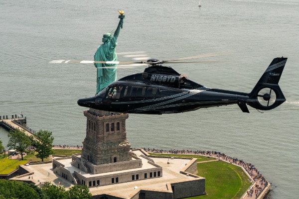 helicóptero estátua da liberdade em nova york